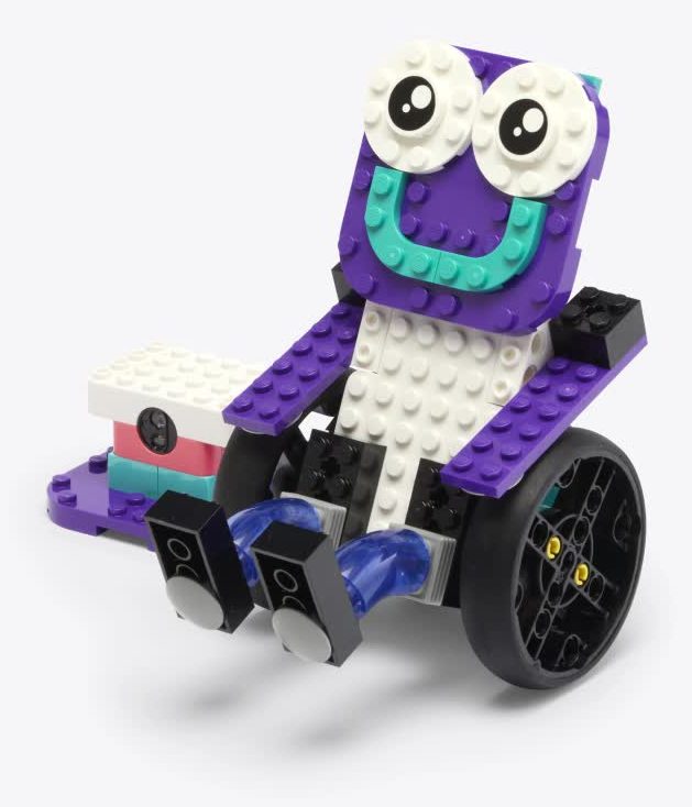 Modelo LEGO de un personaje con ruedas construido con el kit