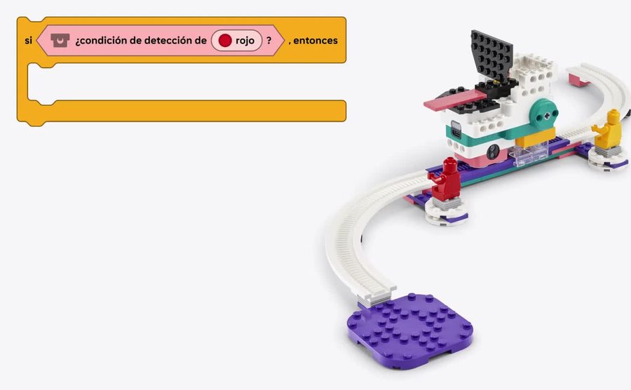 Bloque condicional de Coding Canvas junto a un modelo LEGO que recorre una pista