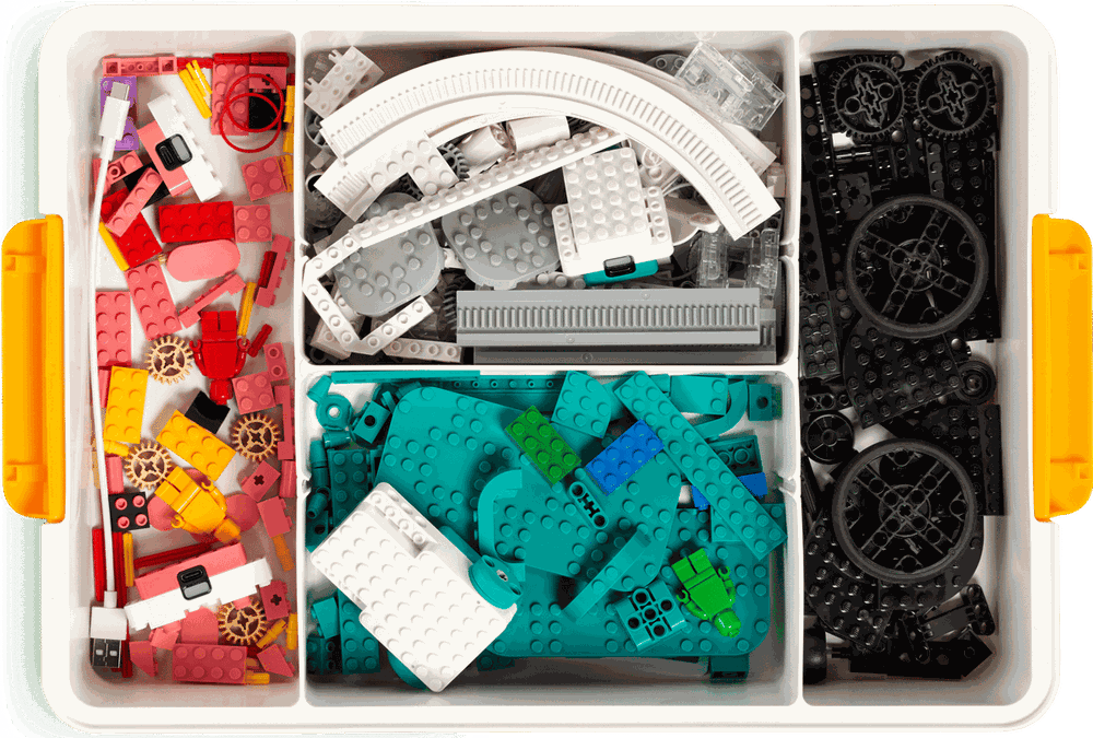 Kit LEGO Education Informática e IA abierto, con piezas, motores y sensores organizados en bandejas